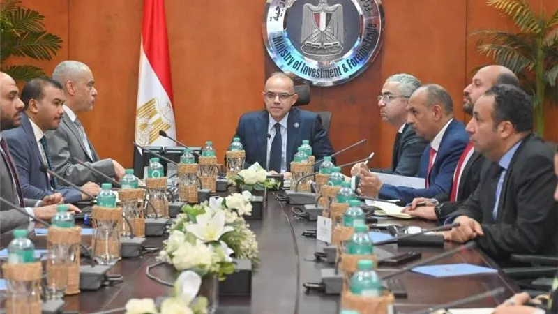 وزير الاستثمار يبحث مع 