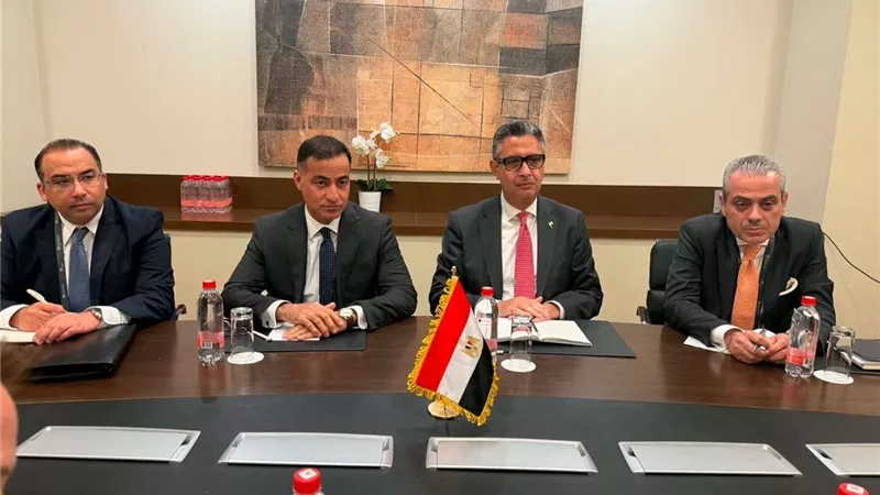 وزير التموين يبحث مع البورصة الروسية للسلع تعزيز التعاون وتطوير آليات تداول الحبوب