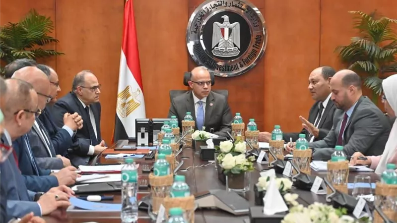 وزير الاستثمار يبحث مع وزارة الزراعة وهيئة الدواء زيادة صادرات مصر من المنتجات البيطرية