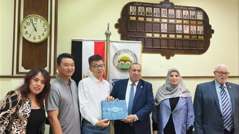 الذهب الأبيض يلفت أنظار العالم.. وفد صيني يزور “بحوث القطن” لبحث التعاون واستكشاف الأصناف المتميزة