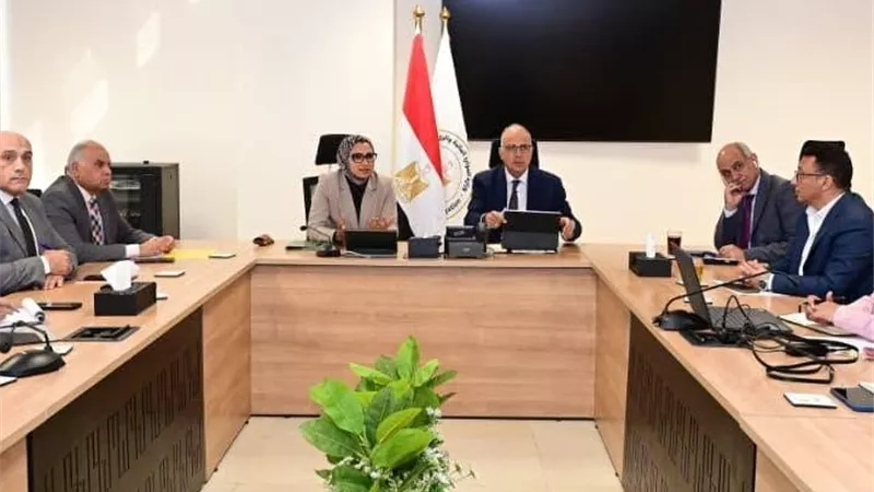 وزير الري ومحافظ الوادي الجديد يؤكدان أهمية الحفاظ على المياه الجوفية والتوسع في الري الحديث لتحقيق التنمية المستدامة