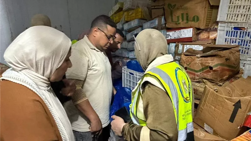 ضبط منتجات غذائية غير مطابقة للاشتراطات الصحية بالبحيرة