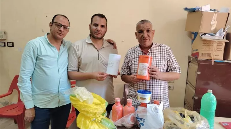 غش غذائي خطير.. أسيوط تضبط 10 محال تستخدم مواد كيميائية لتغيير لون عصير القصب
