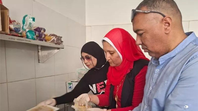 حملات رقابية مكثفة تضبط منتجات غير صالحة للاستهلاك الآدمي بالسويس