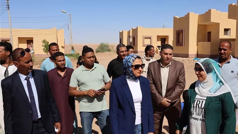 محافظ الوادي الجديد تتفقد مشروع الإسكان الريفي في  مركز باريس لبحث سبل تعظيم عائده الاقتصادي