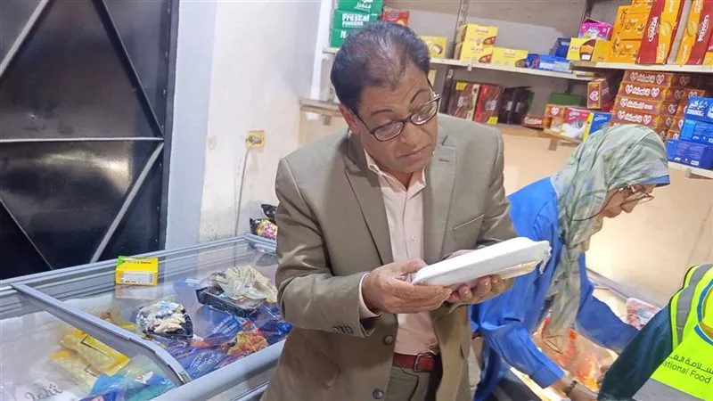ضبط 77 كيلو لحوم ودواجن وأسماك فاسدة داخل ماركت بالأقصر