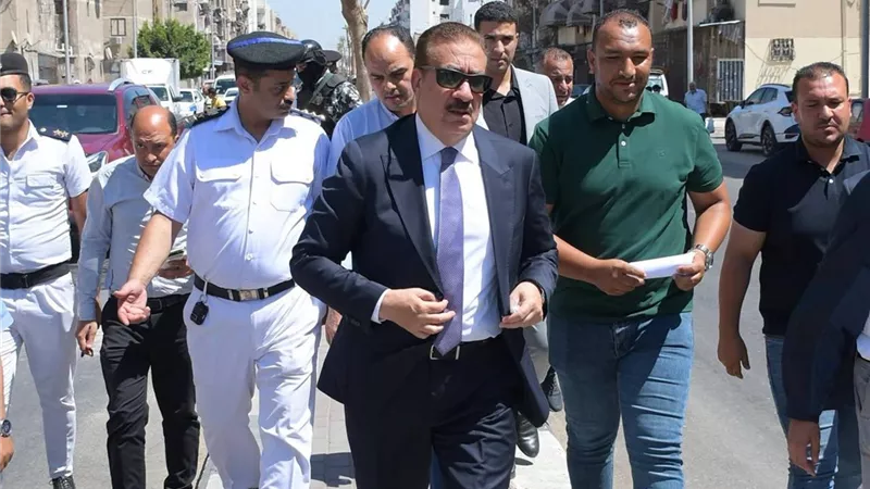 محافظ بورسعيد يتفقد أعمال الزراعة بحي الزهور ويوجه بالتوسع في التشجير