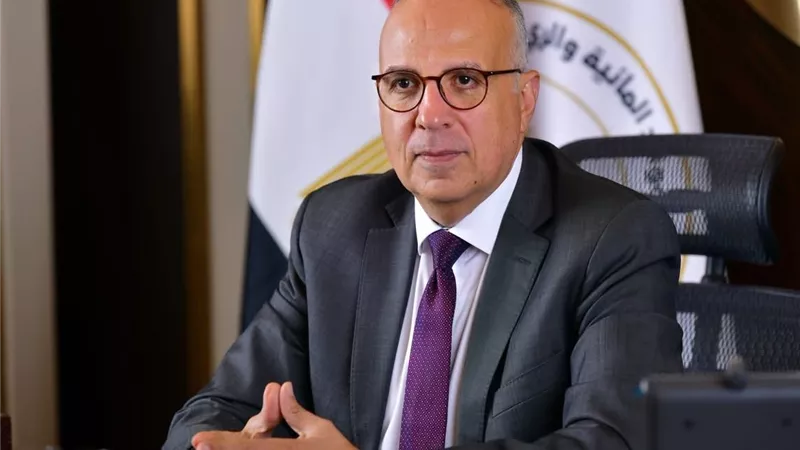 بعد استغاثة أهالي الشرقية.. وزير الري: الترعة عادت للحياة.. والقمامة لن تمر دون محاسبة