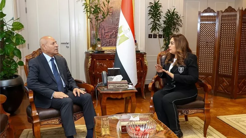 منال عوض تبحث تطوير منظومة مخلفات القاهرة وتوجه بسرعة تشغيل منشأة العاشر من رمضان