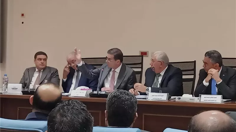 وزير الزراعة أمام 