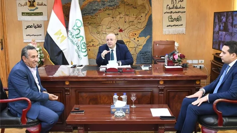 محافظ الفيوم يبحث مع نواب البرلمان خطط تطوير مشروعات الري والصرف الصحي ومياه الشرب