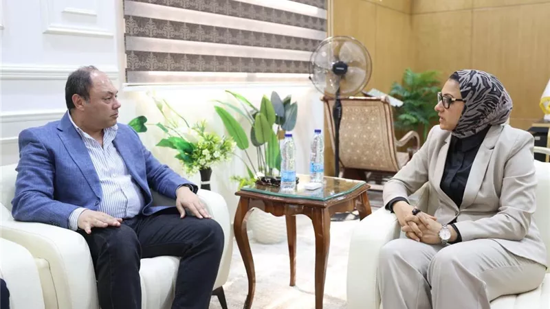 محافظ الوادي الجديد ورئيس هيئة تنمية الصعيد يتفقدان مشروع تطوير مصنع المخلفات الزراعية