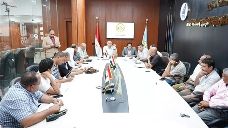 محافظ مطروح يترأس اجتماعًا لمتابعة منظومة مياه الشرب