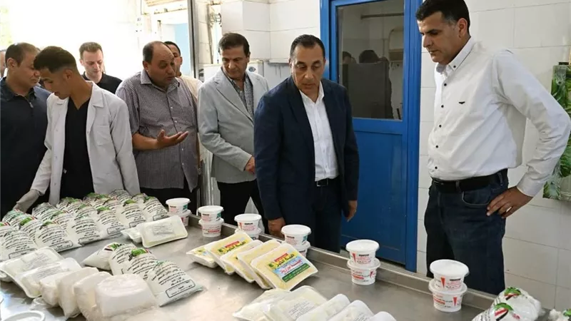 مدبولي يتفقد محطة الإنتاج الحيواني.. ووزير الزراعة: تحقيق الاكتفاء الذاتي من الألبان بنسبة 100%