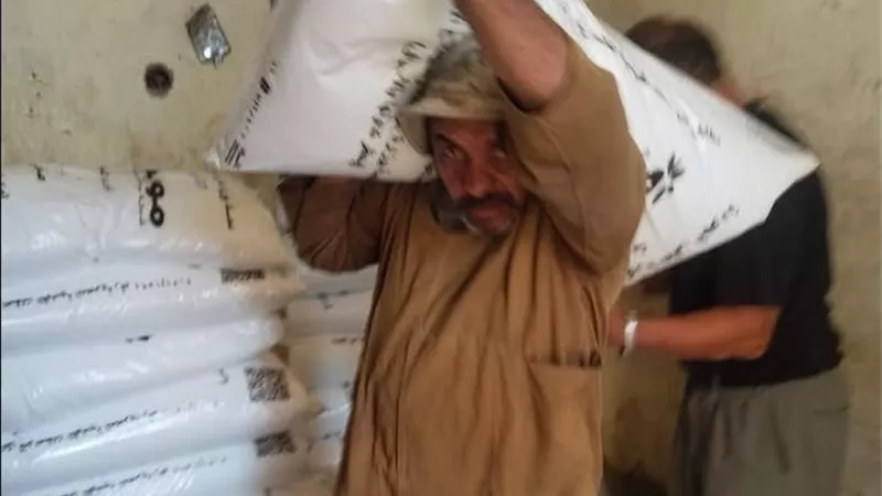 الزراعة تتابع صرف الأسمدة المدعمة بكفر الدوار.. تشديد على كارت الفلاح ومنع الصرف الوهمي