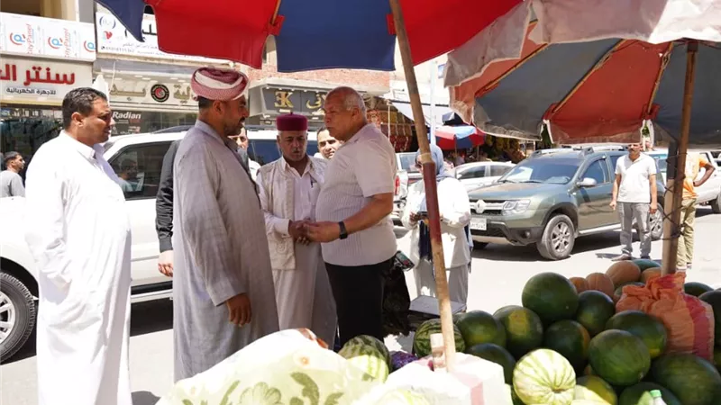 محافظ مطروح يلتقي تجار المنتجات الزراعية لدعم الأسواق وضبط الأسعار