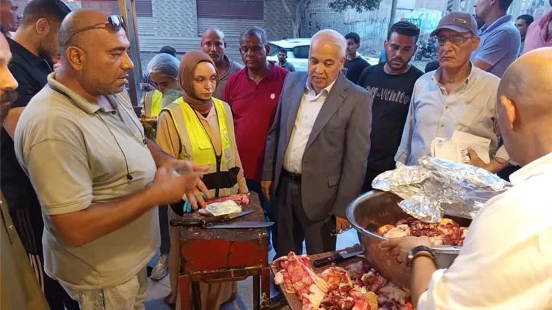 ضبط وإعدام 30 كيلو مصنعات لحوم غير صالحة للاستهلاك داخل مطعم بطوخ