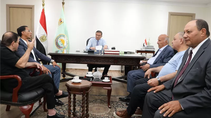 وزير الزراعة يلتقي 