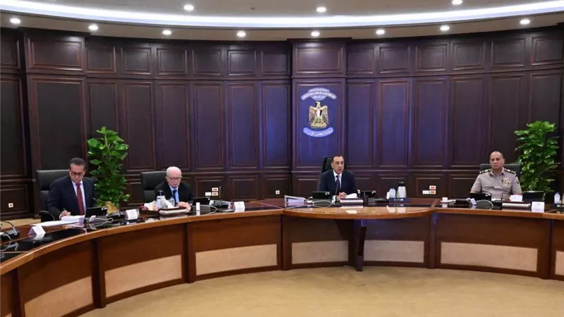 مدبولي: توجيهات رئاسية بزيادة المخزون الاستراتيجي من السلع والمواد البترولية لمواجهة تداعيات التوترات الإقليمية