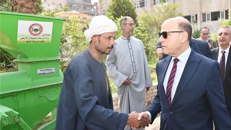 محافظ الغربية يسلم 26 مزارعاً فراطات الذرة مجاناً لتخفيض تكاليف حصاد المحصول