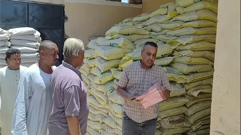 ضبط 23 جوال أسمدة مدعمة و16 عبوة مبيدات مجهولة المصدر داخل مخزن غير مرخص بالأقصر