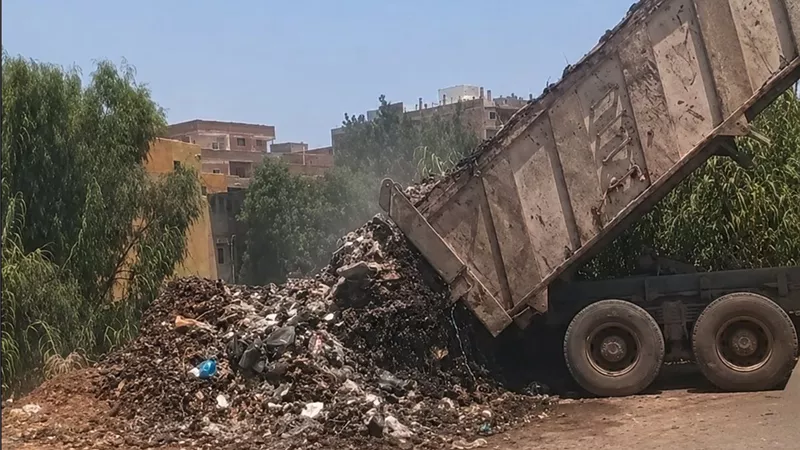 إزالة مخلفات هدم وقمامة من جسر ترعة بحر شبين بالغربية وتحرير محضر ضد المخالف