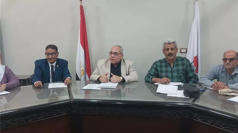 وكيل الزراعة بسوهاج يعقد اجتماعًا موسعًا مع مديري الإدارات الزراعية والتعاونية لمتابعة منظومة العمل