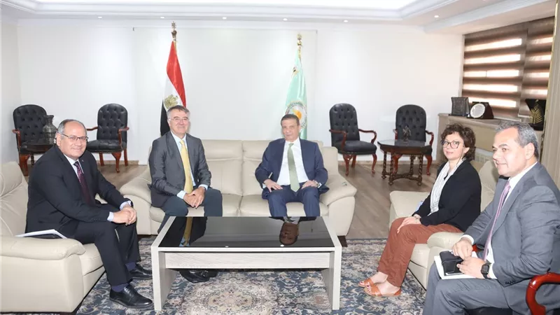 وزير الزراعة يستقبل مدير معهد 
