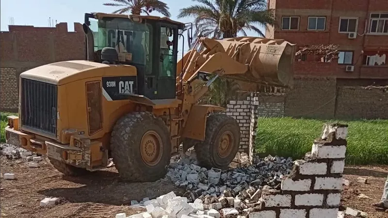 زراعة سوهاج تزيل 3 حالات تعدٍ على الأراضي الزراعية في المهد بأخميم