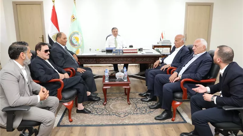 وزير الزراعة يناقش مع 