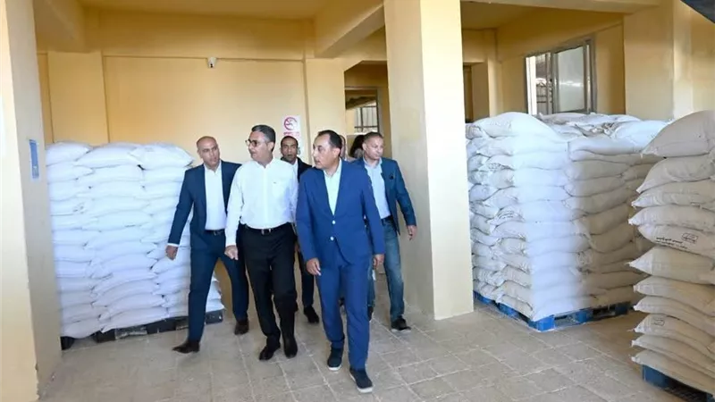 مدبولي يتفقد أحد مطاحن مطروح ويتابع تطبيق منظومة الخصم المباشر لضمان وصول الدقيق المدعم لمستحقيه
