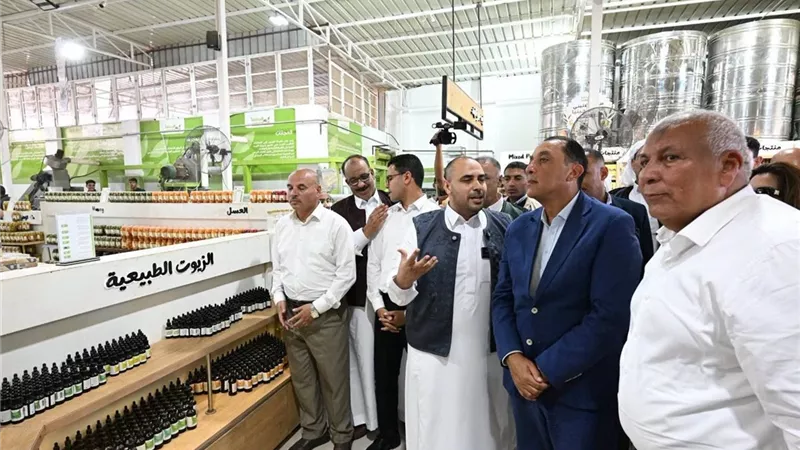 رئيس الوزراء يتفقد معصرة زيتون 