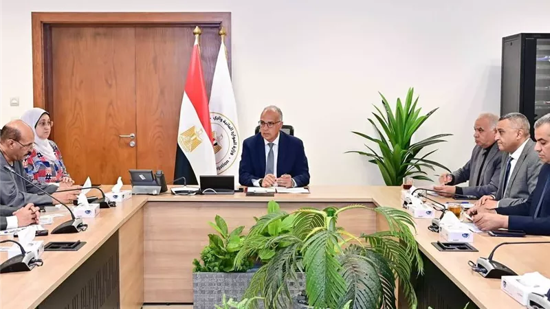 وزير الري يوجه بسرعة فحص مطالب النواب.. حلول لمشكلات الكباري والصرف وتحذير من تغطية المجاري المائية