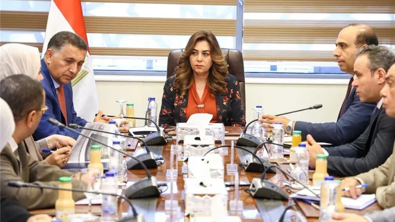 وزيرة التنمية المحلية تبحث تطوير منظومة المخلفات بالقليوبية.. تشديد الرقابة ورفع كفاءة الجمع والتدوير