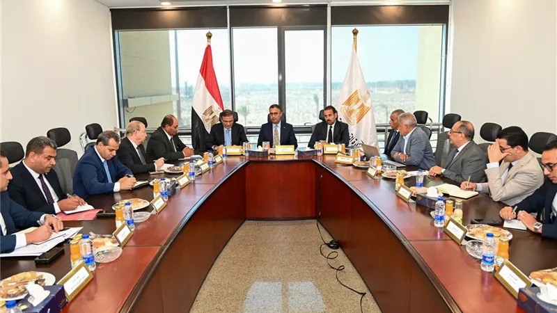 اجتماعًا ثلاثيًا بمدينة العلمين لمتابعة الخطوات التنفيذية للمشروع القومي «كاري أون» واستكمال إجراءات تأسيس الشركة