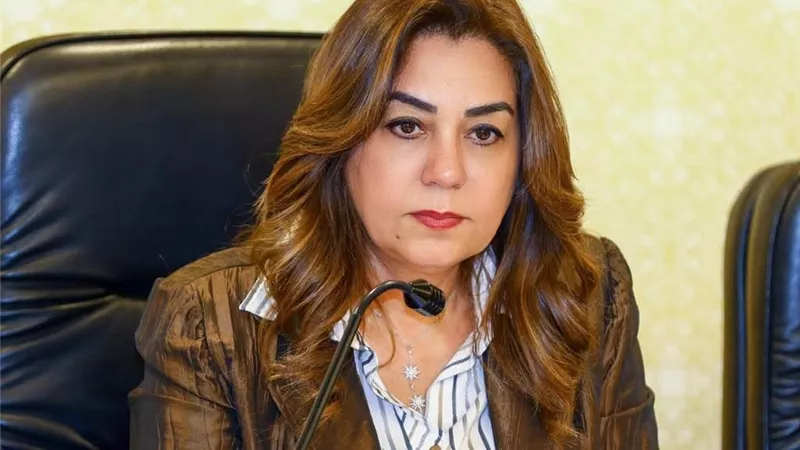نقل شجرة عملاقة وإعادة زراعتها بمصر الجديدة بعد سقوطها على عقار