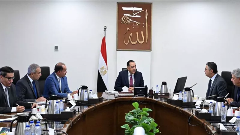 رئيس الوزراء يتابع الجهود المبذولة لتطوير آلية الدعم النقدي السلعي