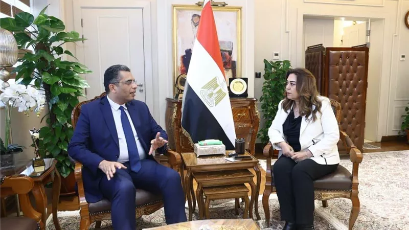 وزيرة التنمية المحلية تتابع مع محافظ البحر الأحمر منظومة المخلفات الصلبة