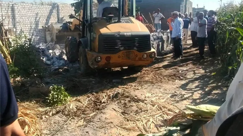 حملات مكثفة بسوهاج لإزالة التعديات على الأراضي الزراعية في المهد
