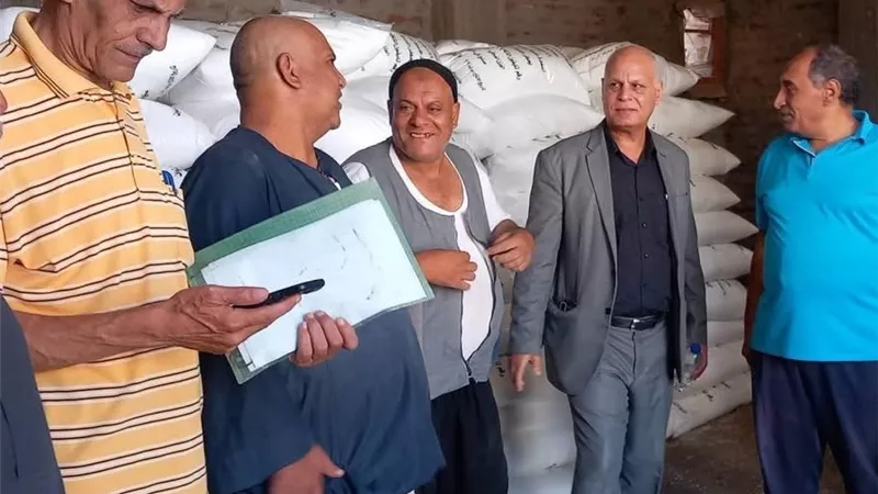 ضبط منظومة الأسمدة في أسيوط.. جولات مفاجئة لمراجعة أرصدة الجمعيات وضمان وصول الدعم للمزارعين