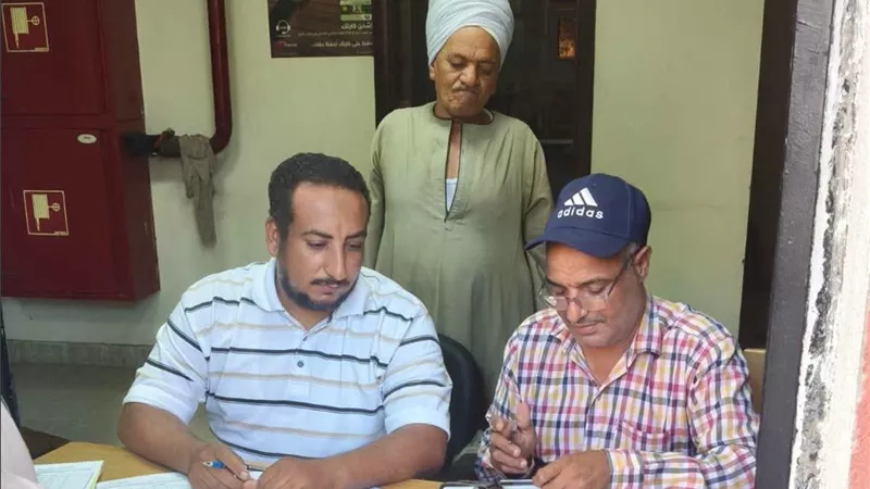 استمرار صرف الأسمدة المدعمة بمجمع أولاد عليو في البلينا.. دعم متواصل للمزارعين وضمان وصول المقررات لمستحقيها