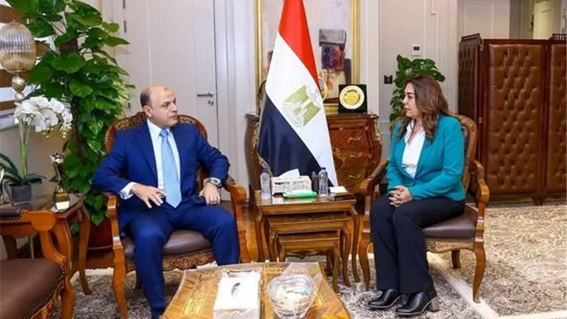 وزيرة التنمية المحلية تناقش مع محافظ الغربية إجراءات تنفيذ وإحكام منظومة المخلفات 