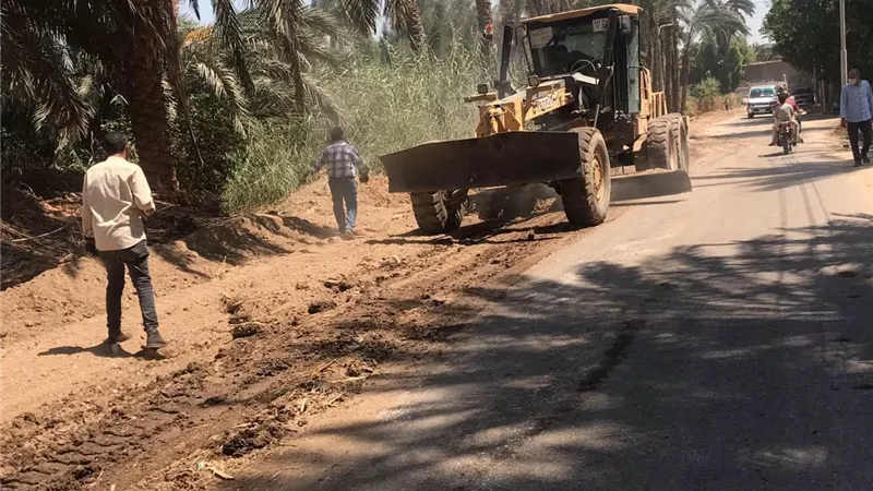 أسيوط ترفع كفاءة الطرق بقرية بني زيد الأكراد لتيسير حركة المواطنين والمركبات