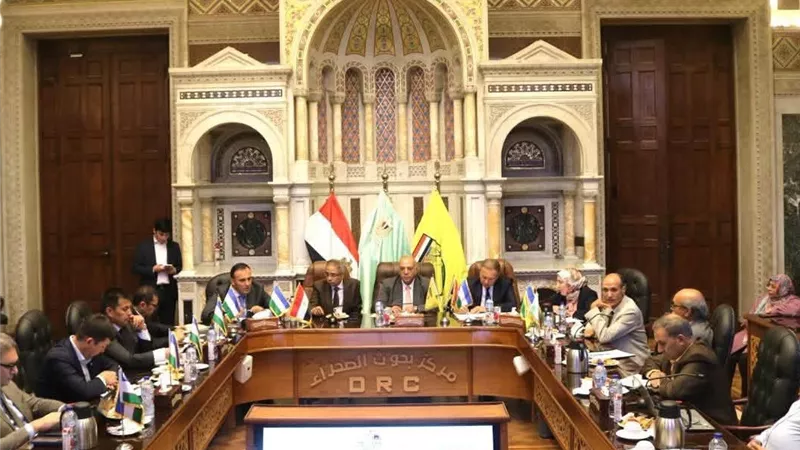 بحوث الصحراء يبحث مع وفد أوزبكي استصلاح الأراضي المالحة وتنمية الثروة الحيوانية وتعزيز التعاون الزراعي