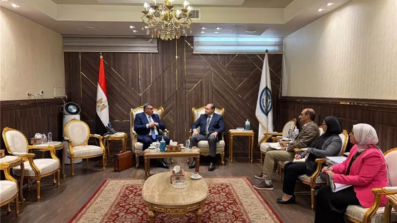 هيئة تنمية الصعيد تبحث مع محافظ قنا مشروعات جديدة.. مصنع للورق وزراعة 100 ألف فدان وتوسع بالمحاصيل