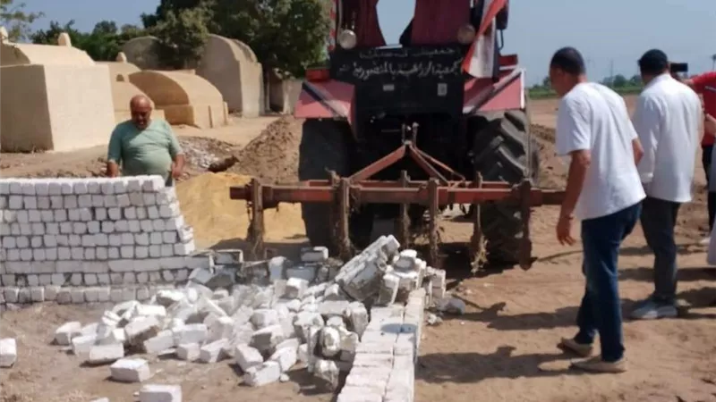 أبو العطا يقود حملة مكبرة بالمنصورية لإزالة التعديات وإعادة أرض بور للزراعة