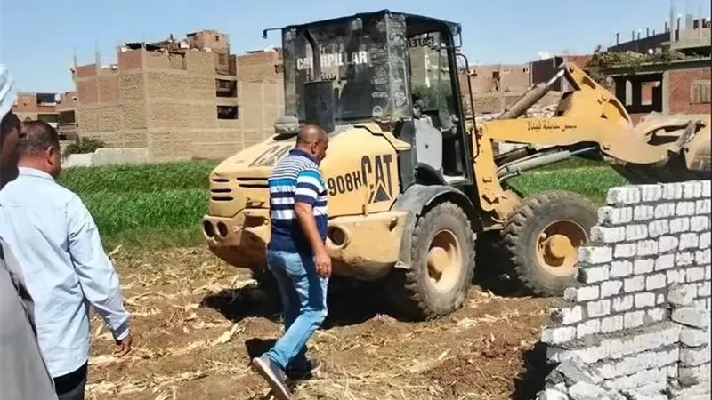 إزالة فورية لتعدٍ على أرض زراعية بزمام نيدة في أخميم ضمن أعمال الموجة الـ30  سوهاج