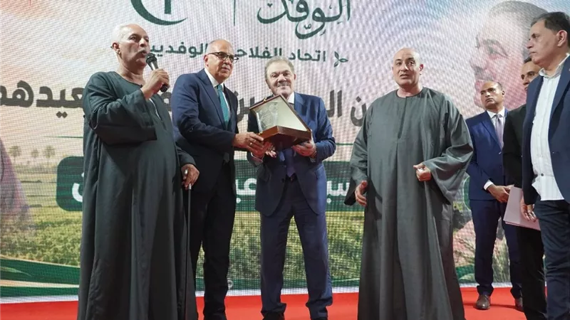الوفد يكرم الدكتور هانى سويلم تقديرًا لجهوده في دعم الفلاح وتطوير منظومة الري