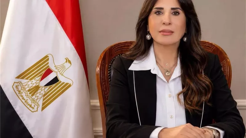 وزيرة الإسكان تتابع جهود رفع كفاءة الخدمات والتعامل مع الإشغالات والتعديات بمدينتي العاشر من رمضان وحدائق العاشر