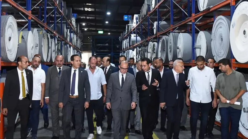 وزير الاستثمار يتفقد مصنع «دي إن إم» للغزل والنسيج بدمياط.. 45 مليون متر إنتاج سنويًا وخطط لزيادة الصادرات